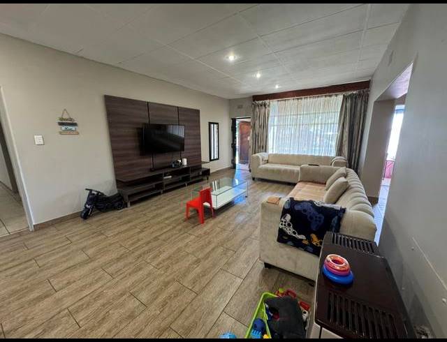 3 BEDROOM HOUSE FOR SALE IN KEMPTON PARK